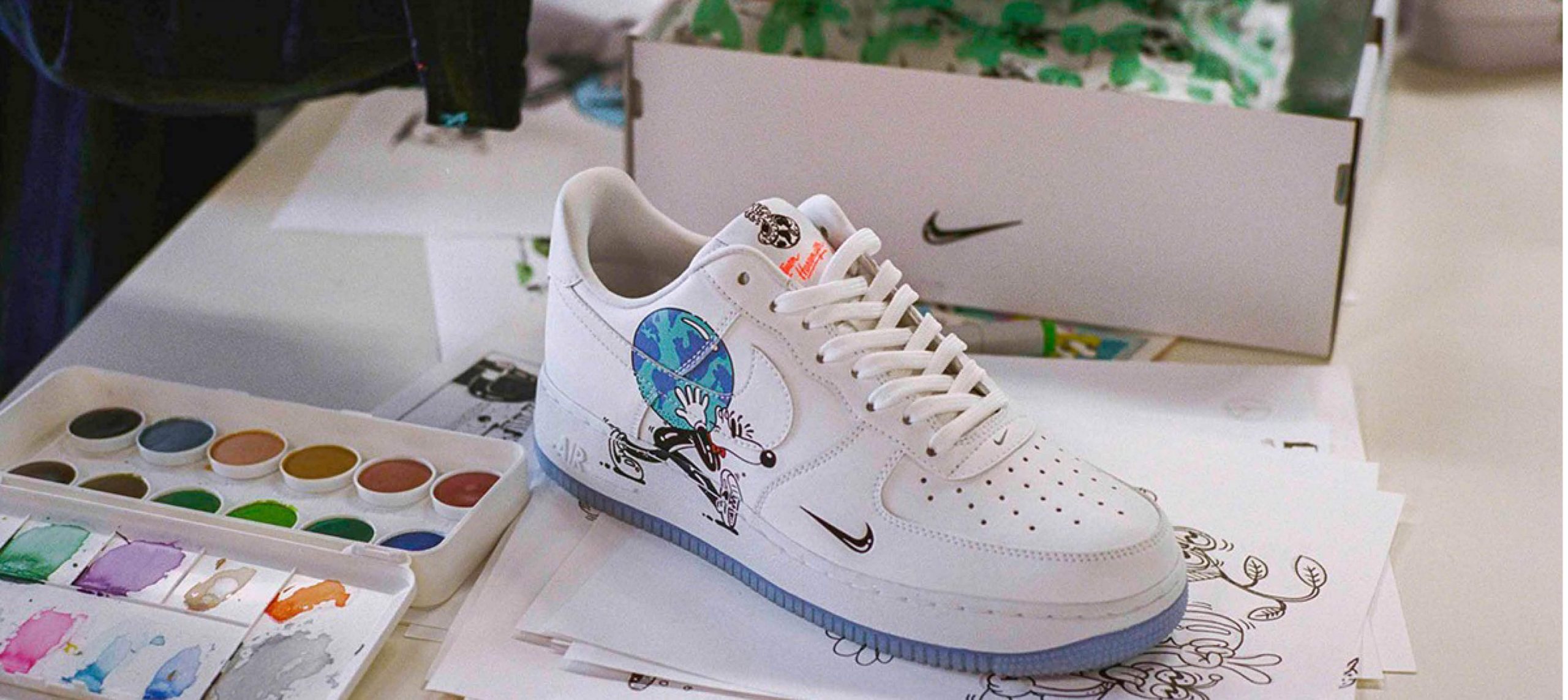 Steven Harrington Ontwerpt Nike Flyleather Sneaker voor de Dag van de Aarde